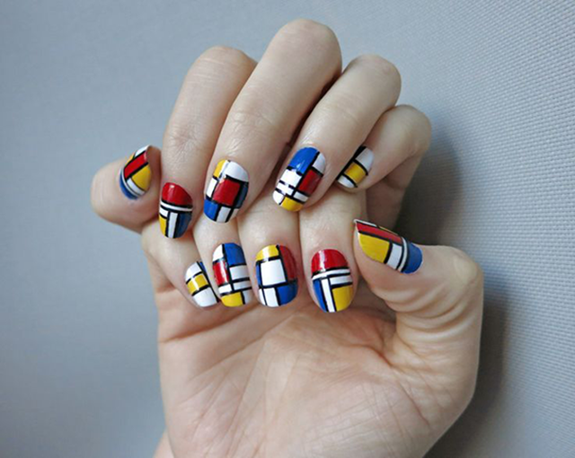 Arte até na unha. Por que não? Enquanto muitos de nós não tem tempo nem de fazer as unhas, a garota da imagem levou a obra de Mondrian a um novo patamar inserindo as cores primárias e os contornos expressivos, característicos do artista, nas unhas. E o melhor de tudo: o resultado ficou ótimo! Um look minimalista cairia super bem, não?