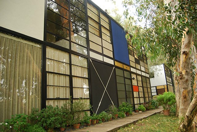 Por ultimo, mas não menos importante, a Case Study House, projetada por Charles e Ray Eames é uma obra de arte por si só, mas não há como negar os blocos de cores, as linhas horizontais e a inspiração harmoniosa no trabalho de Mondrian. A casa, localizada no bairro Pacific Palisades, em Los Angees, foi originalmente desenhada como parte do projeto da Case Studio House, mas também se tornou um lugar para o casal viver e trabalhar.