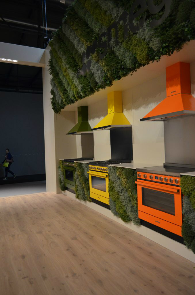 Coifas coloridas Smeg/Dolce & Gabbana expostas no Salão do Móvel de Milão 2016