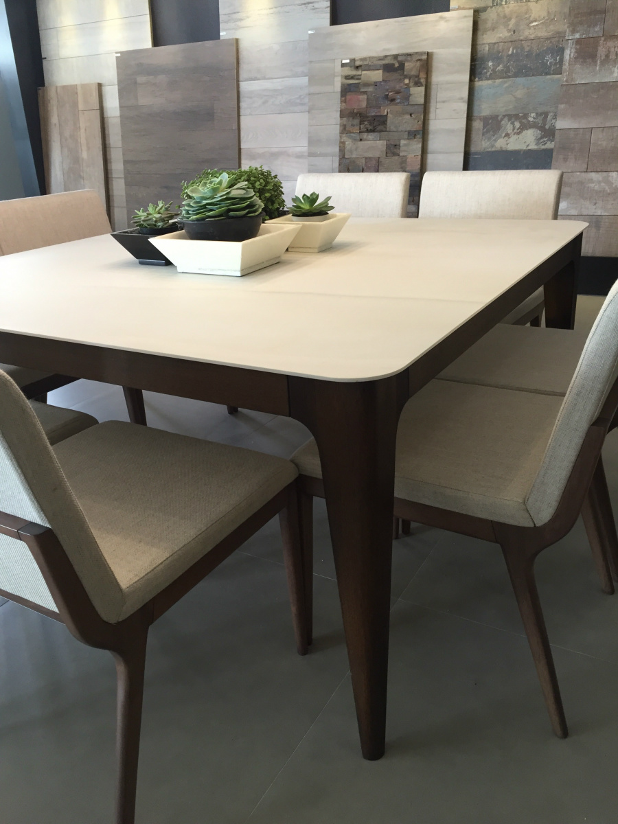 Mesa revestida com porcelanato liso