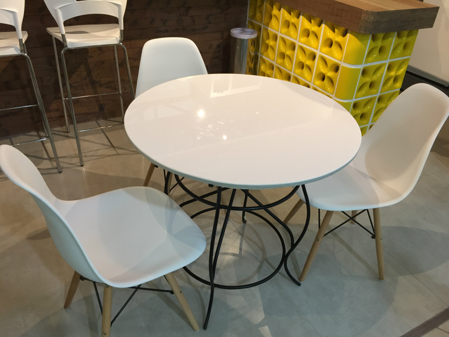 Mesa revestida com porcelanato liso