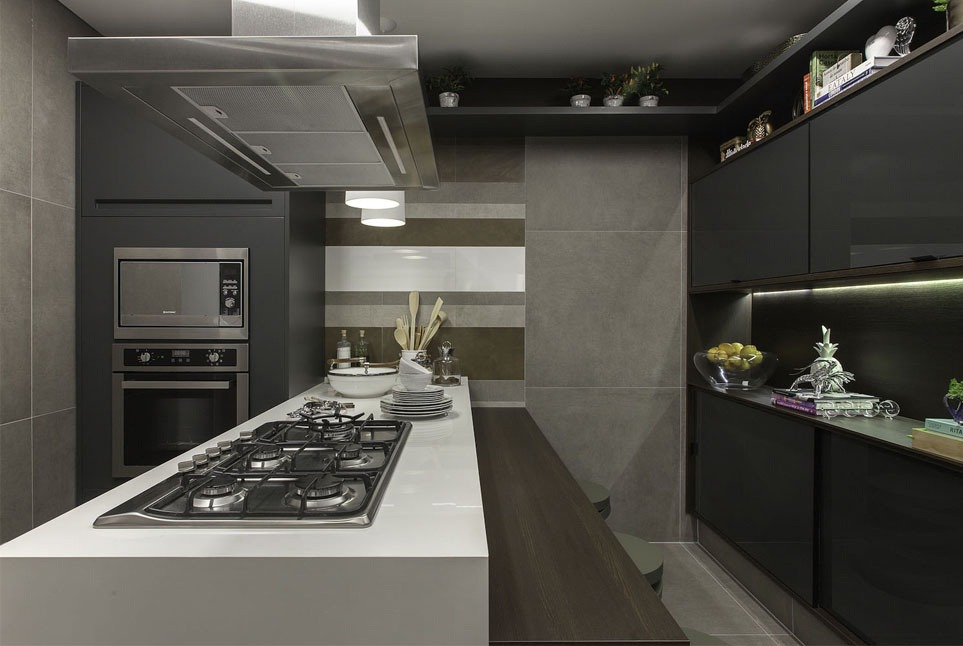 A arquiteta Mariana Oliveira usou o porcelanato Detroit, da Portinari, na cozinha e deu um toque moderno e urbano ao local. O produto é encontrado nas medidas 90 cm x 90 cm.