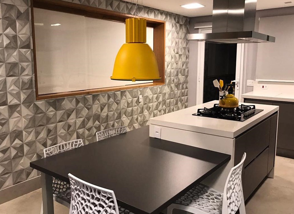 A arquiteta Carolina Ribeiro utilizou porcelanato cimentício na parede da cozinha. Neste projeto, a escolha foi pela coleção Sense, também da Portinari, que possui o maior relevo do mercado. O produto é encontrado nas medidas 60 cm x 60 cm.
