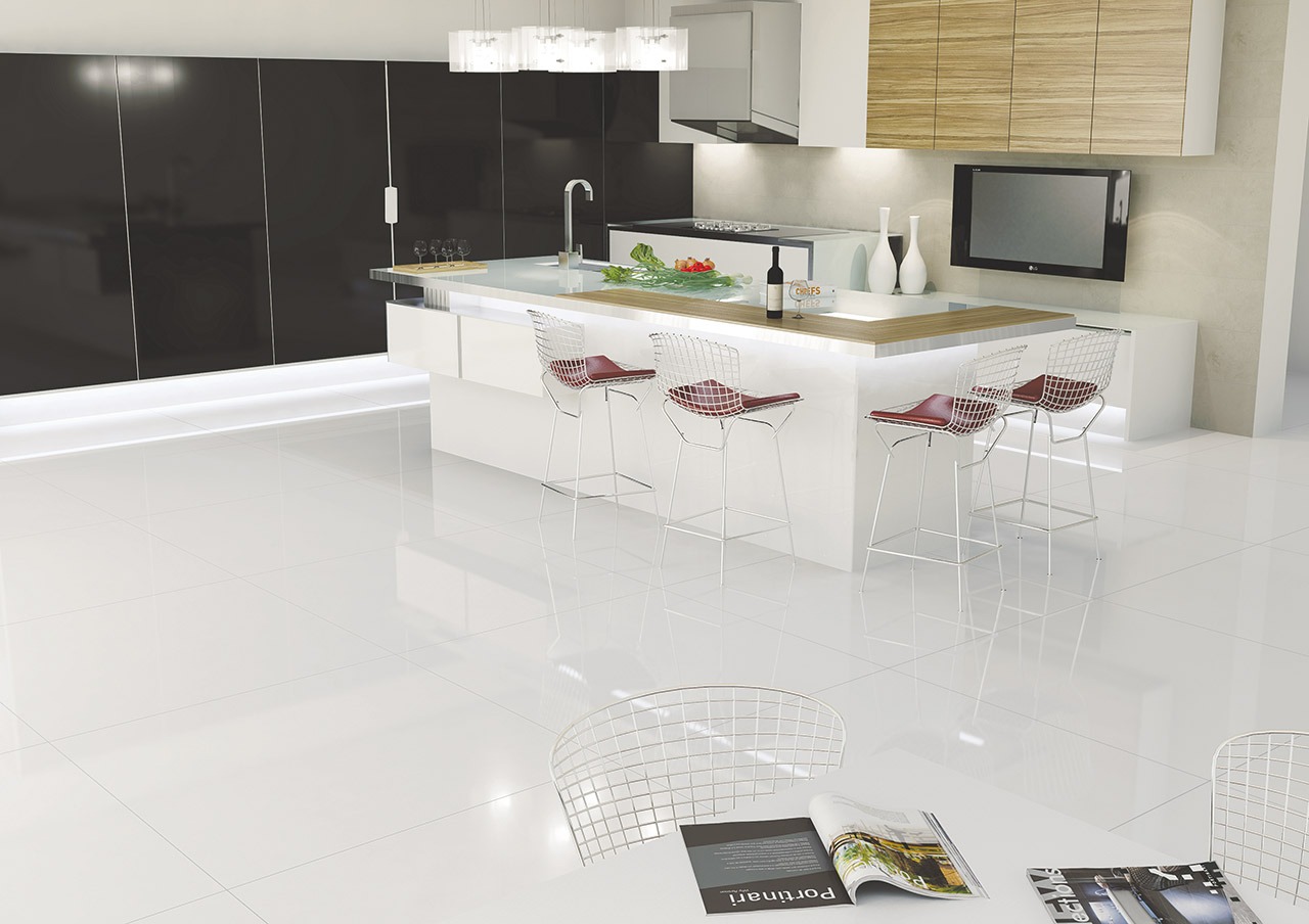 Nesta cozinha, o porcelanato da coleção Diamante Polaris oferece um ar de modernidade ao ambiente.