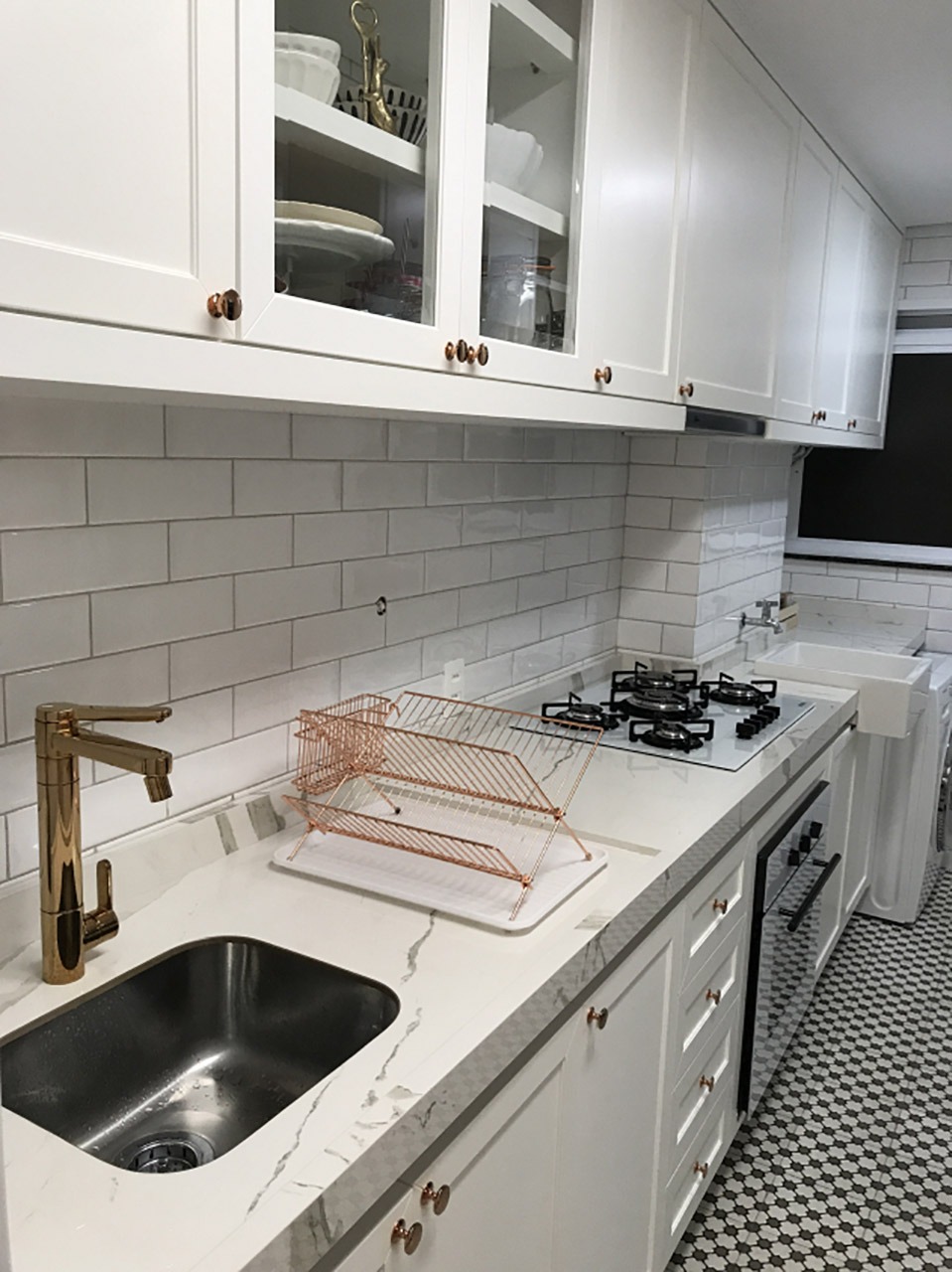 Bancada de porcelanato na cozinha do Apto 161: beleza e durabilidade incríveis!