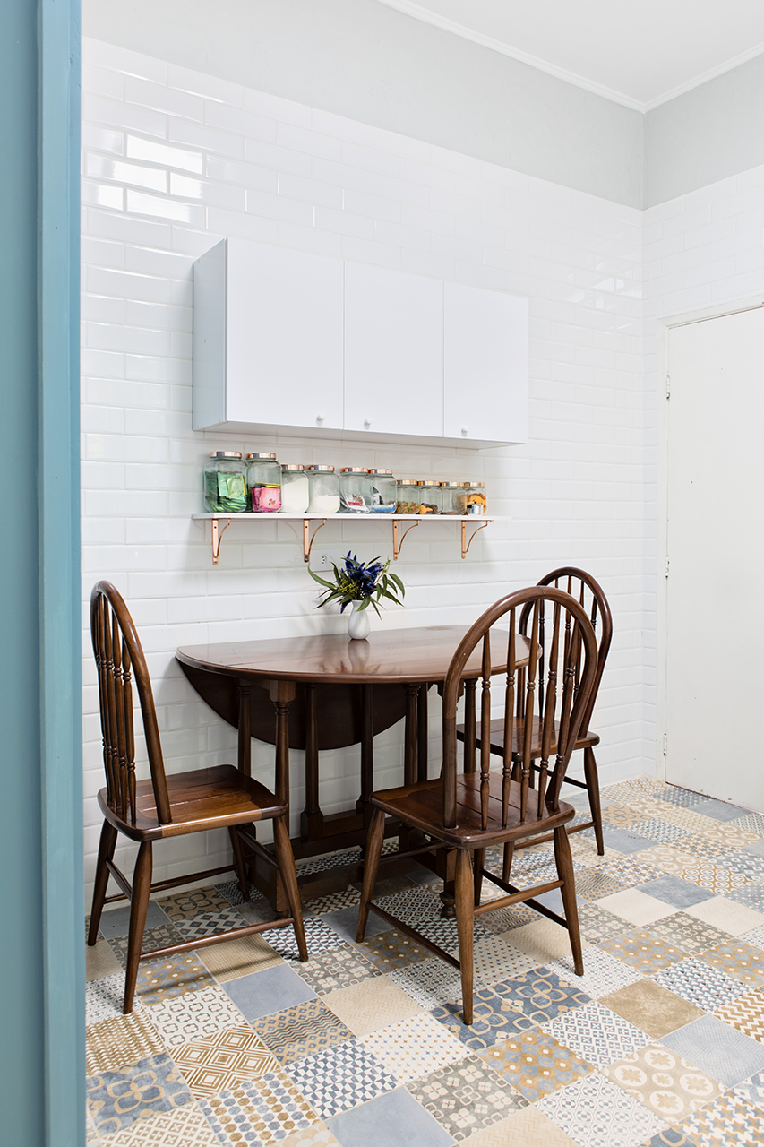 No canto esquerdo da imagem, o armário azul. Nas paredes, os tijolinhos brancos do porcelanato Bella Vita Lux, modelo Bold White. No chão, o porcelanato Lisboa HD Mix garantiu o charme ao local.
